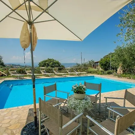 With Private Pool Near Todi. Airco & Wi-fi 빌라 *